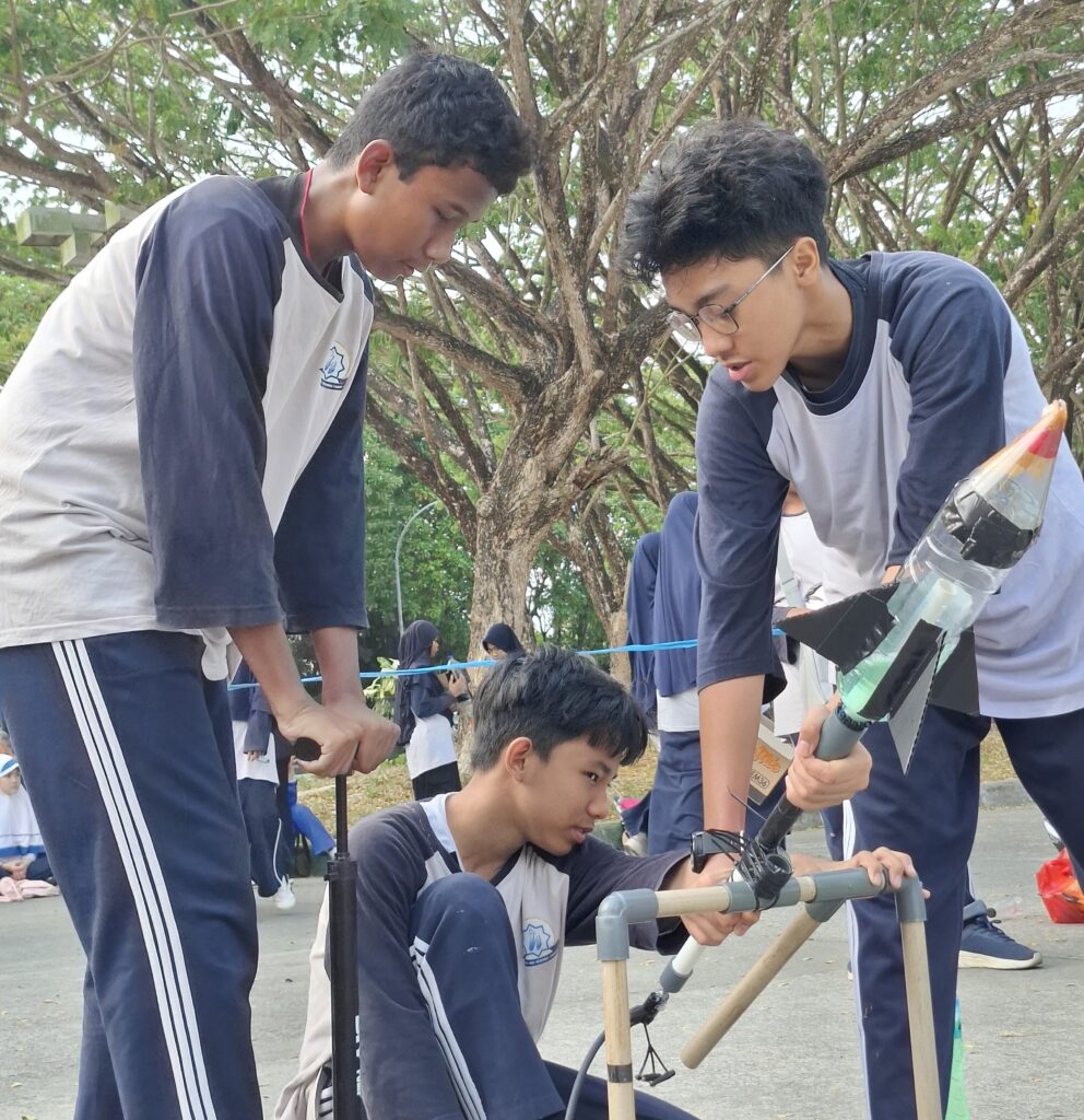 Dari Roket Air hingga Rancang Bangun, Siswa SMP IHCS Balikpapan Rayakan Kemerdekaan dengan Inovasi STEAM Siswa SMP IHCS Balikpapan meluncurkan roket air