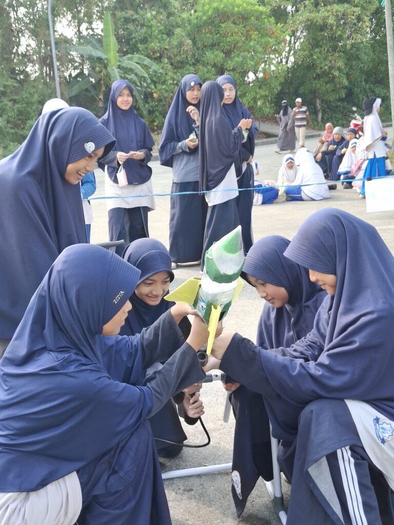 Dari Roket Air hingga Rancang Bangun, Siswa SMP IHCS Balikpapan Rayakan Kemerdekaan dengan Inovasi STEAM siswi meluncurkan roket modifikasi
