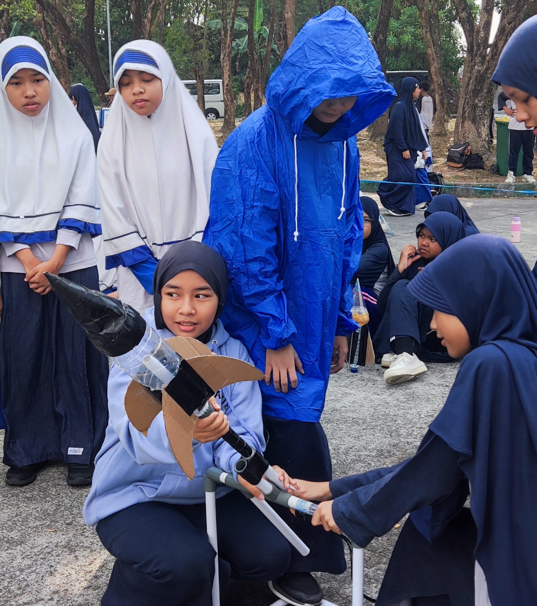 Dari Roket Air hingga Rancang Bangun, Siswa SMP IHCS Balikpapan Rayakan Kemerdekaan dengan Inovasi STEAM img 20260820 090251