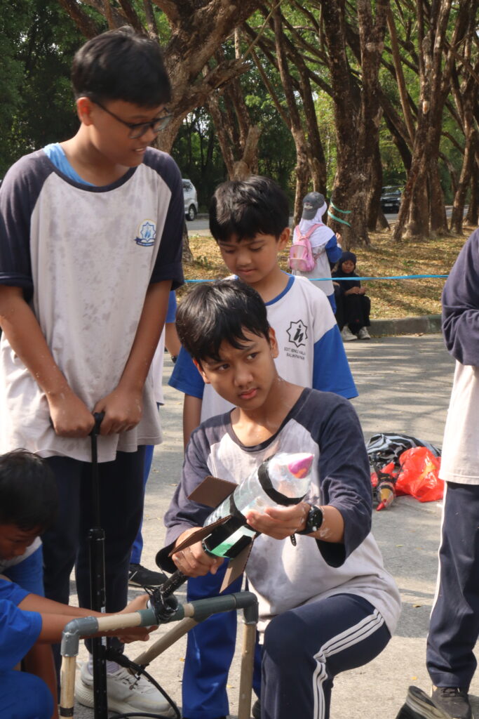 Dari Roket Air hingga Rancang Bangun, Siswa SMP IHCS Balikpapan Rayakan Kemerdekaan dengan Inovasi STEAM STEAM Day IHCS Balikpapan