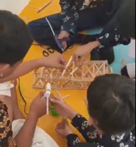 Dari Roket Air hingga Rancang Bangun, Siswa SMP IHCS Balikpapan Rayakan Kemerdekaan dengan Inovasi STEAM siswa merancang jembatan dalam rangka rancang bangun