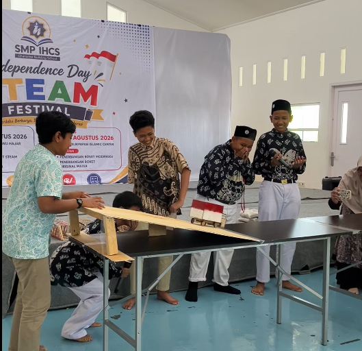Dari Roket Air hingga Rancang Bangun, Siswa SMP IHCS Balikpapan Rayakan Kemerdekaan dengan Inovasi STEAM siswa mempraktikkan rancang kendaraan